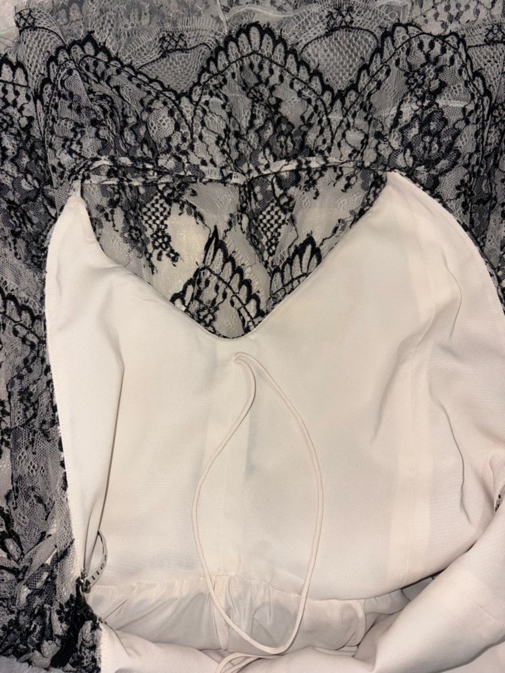 Alice + Olivia Women’s Lace Mesh Lined V-Neck Cocktail Dress • Size 4 - Picture 14 of 15